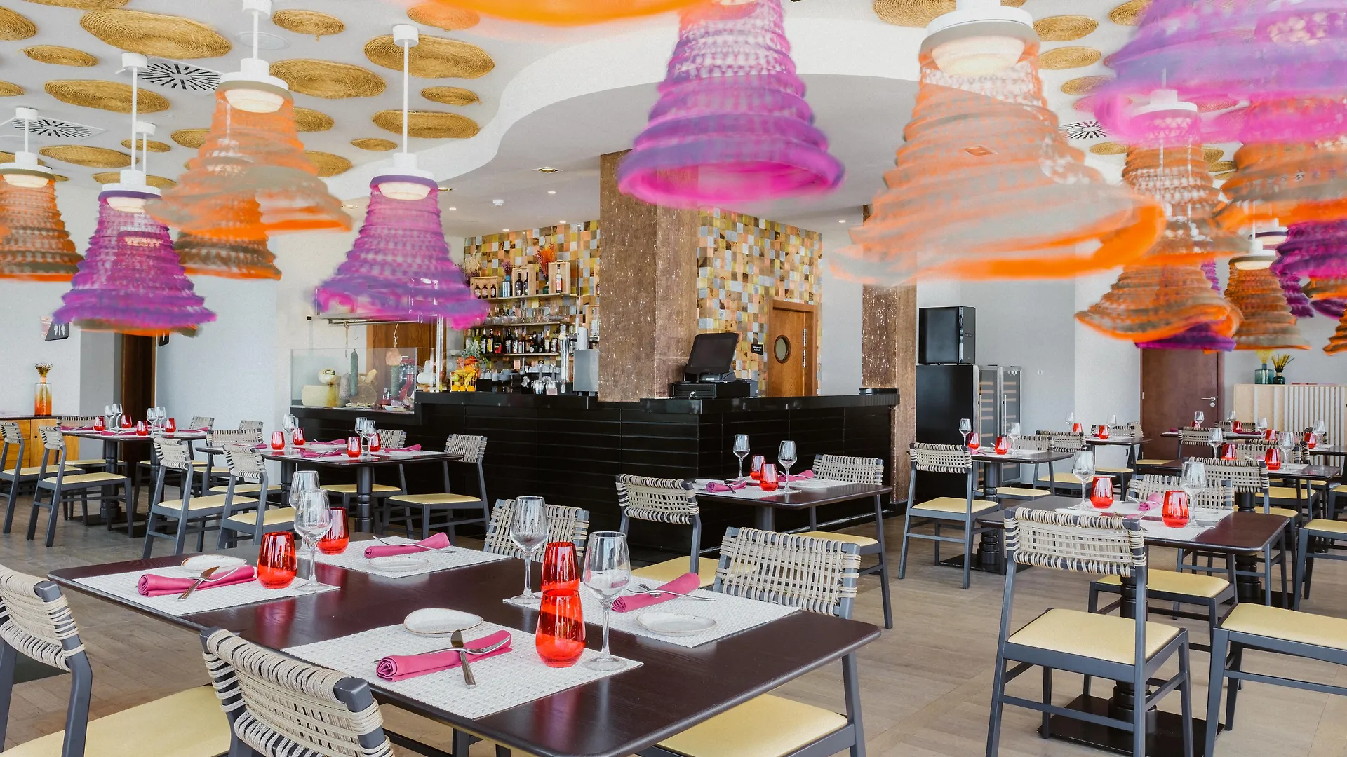אדחה Hard Rock Hotel Tenerife 5*,
